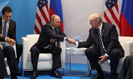Tổng thống Nga Vladimir Putin gặp Tổng thống Mỹ Donald Trump tại G20. Ảnh: Sputnik