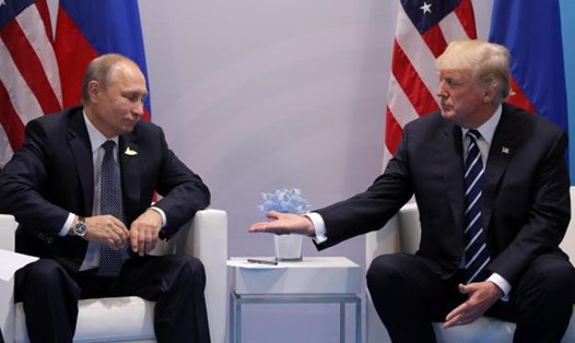 Tổng thống Donald Trump và Tổng thống Vladimir Putin gặp nhau ở G20. Ảnh: Reuters