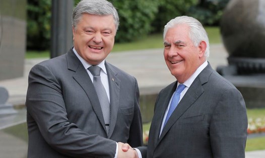 Tổng thống Ukraina Petro Poroshenko đón tiếp Ngoại trưởng Mỹ Rex Tillerson ngày 9.7.2017. Ảnh: AP