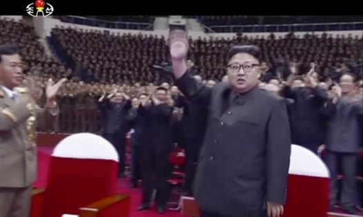 Nhà lãnh đạo Kim Jong-un dự buổi hoà nhạc mừng công. Ảnh: APTN