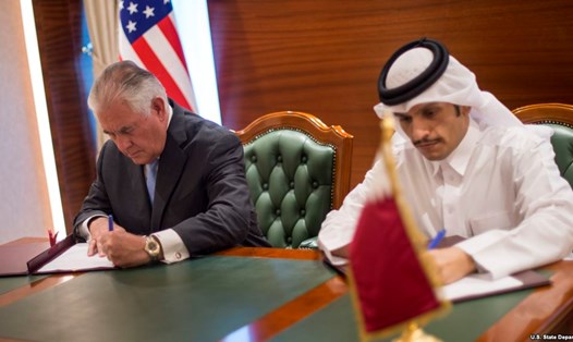 Ngoại trưởng Rex Tillerson và Bộ trưởng Ngoại giao Qatar Sheikh Mohammed bin Abdulrahman Al Thani ký Bản ghi nhớ tại Doha, Qatar, ngày 11.7.2017. Ảnh: Bộ Ngoại giao Mỹ