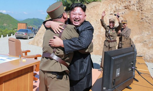 Ông Kim Jong-un vui mừng sau vụ phóng thử thành công ICBM. Ảnh: Reuters/KCNA