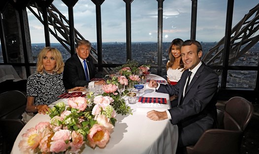 Tổng thống Donald Trump ngồi cạnh Đệ nhất phu nhân Pháp Brigitte Macron trong bữa tiệc. Ảnh: Reuters