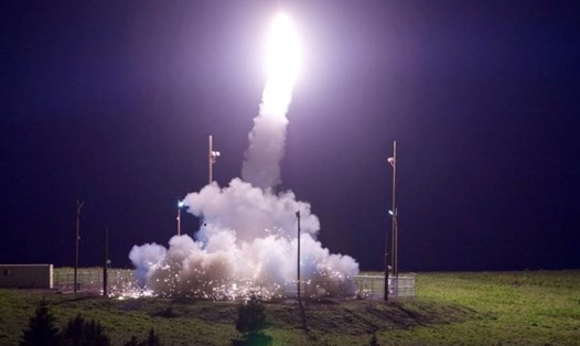 Tên lửa bắn chặn của hệ thống lá chắn THAAD được phóng đi từ căn cứ ở Kodiak, Alaska, Mỹ, ngày 11.7.2017. Ảnh: Reuters