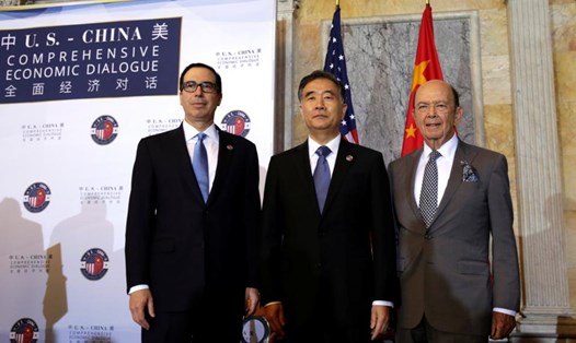 Bộ trưởng Tài chính Mỹ Steve Mnuchin (trái), Bộ trưởng Thương mại Wilbur Ross (phải) và Phó Thủ tướng Trung Quốc Uông Dương (giữa) tại Washington ngày 19.7.2017. Ảnh: Reuters