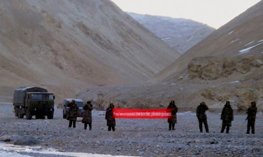 Quân Trung Quốc cầm biểu ngữ viết "Quý vị đã đi qua biên giới, hãy quay lại" ở Ladakh, Ấn Độ (Ảnh tư liệu của AP tháng 5.2013)