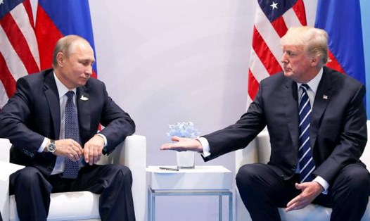 Ông Donald Trump gặp ông Vladimir Putin bên lề G20. Ảnh: Reuters
