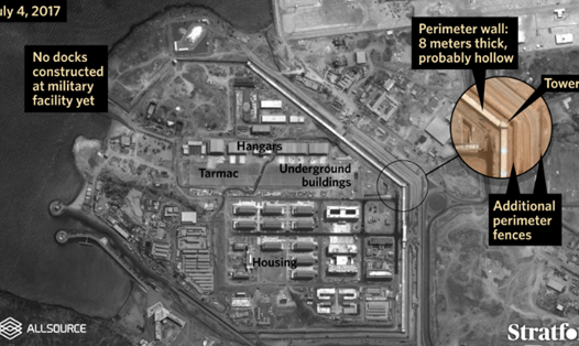 Căn cứ quân sự của Trung Quốc ở Djibouti được xây dựng kiên cố với tường bao quanh dày 8 mét, hàng rào an ninh, nhà chứa máy bay, đường băng và công trình ngầm. Ảnh: Stratfor