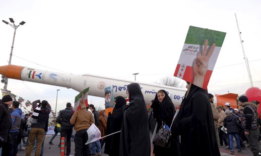 Người dân tụ tập xung quanh mô hình tên lửa Simorgh ở Tehran ngày 11.2.2016. Ảnh: Reuters