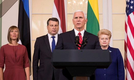 Phó Tổng thống Mỹ Mike Pence phát biểu tại Tallinn, Estonia ngày 31.7. Ảnh: AP