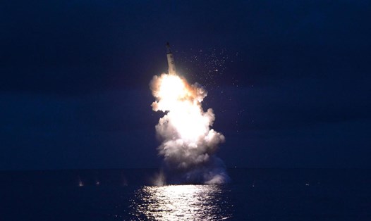 Triều Tiên phóng tên lửa từ tàu ngầm năm 2016. Ảnh: KCNA/Getty