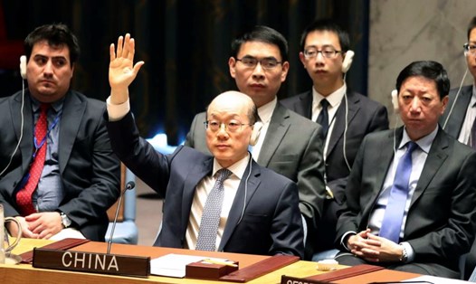Đại sứ Trung Quốc tại LHQ biểu quyết trong một cuộc họp của Hội đồng Bảo an ngày 5.8.2017. Ảnh: AP
