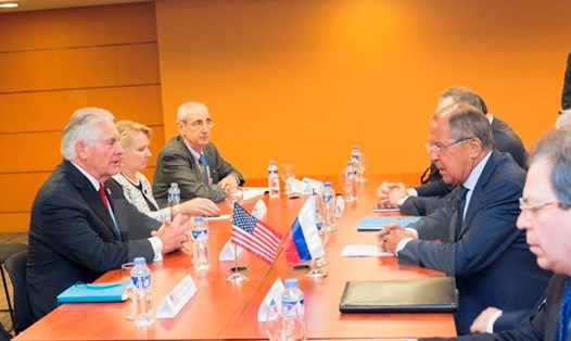 Ngoại trưởng Nga Sergey Lavrov gặp Ngoại trưởng Mỹ Rex Tillerson bên lề Hội nghị Ngoại trưởng ASEAN ngày 6.8. Ảnh: EPA
