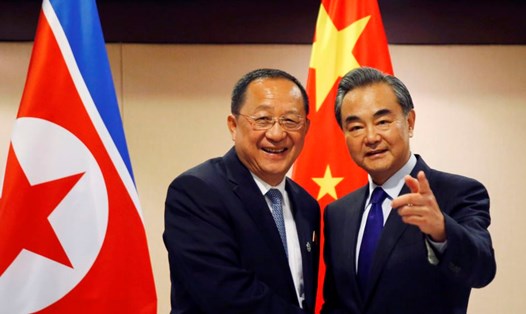 Ngoại trưởng Trung Quốc Vương Nghị gặp Ngoại trưởng Triều Tiên Ri Yong-ho ngày 6.8.2017 ở Philippines. Ảnh: AP