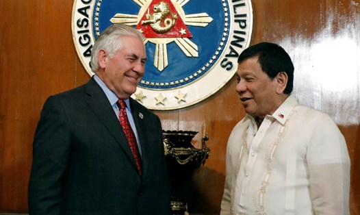Tổng thống Philippines Rodrigo Duterte tiếp Ngoại trưởng Mỹ Rex Tillerson ngày 7.8 tại Manila. Ảnh: Reuters