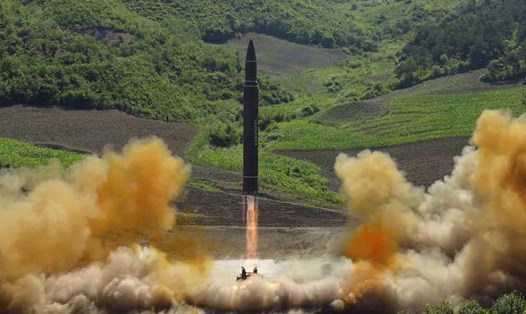 Triều Tiên phóng tên lửa đạn đạo liên lục địa Hoả Tinh 14 hồi tháng 7.2017. Ảnh: AP