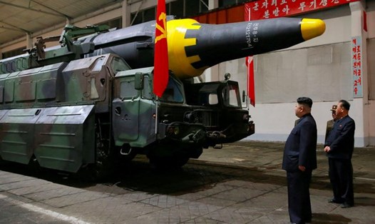 Nhà lãnh đạo Triều Tiên Kim Jong-un thị sát tên lửa đạn đạo chiến lược tầm xa Hoả Tinh 12. Ảnh: Reuters