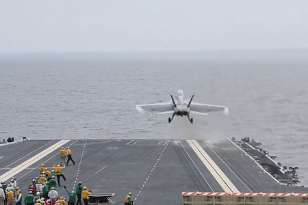 Super Hornet F/A-18F được phóng bằng hệ thống EMALS trên tàu USS Gerald R. Ford.  Ảnh: US Navy