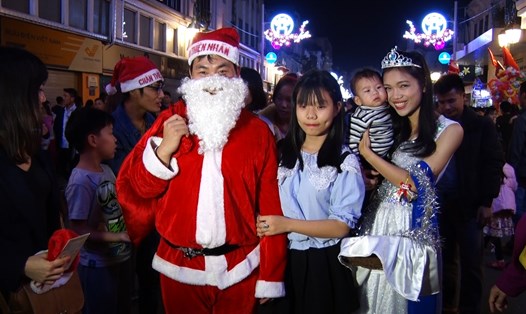 Tưng bừng không khí đón Giáng sinh ở Hà Nội