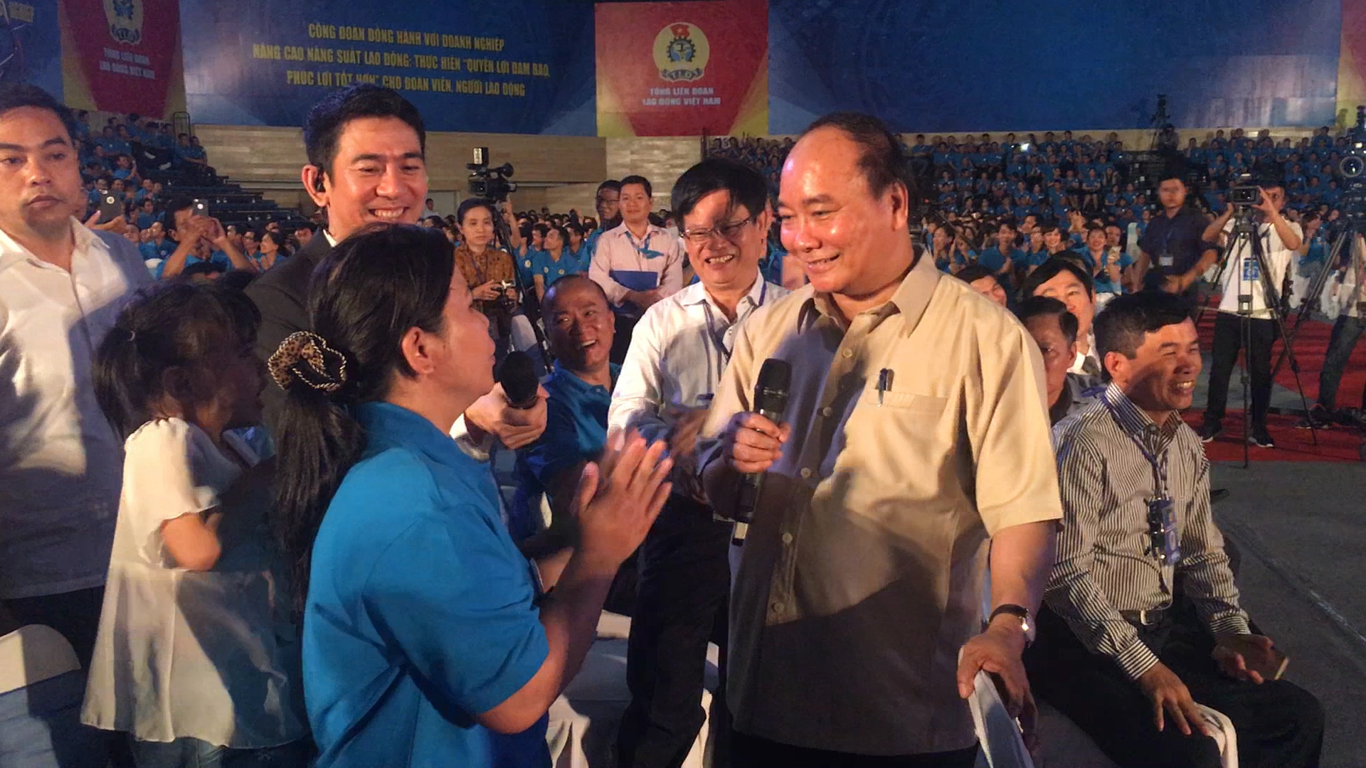 Thủ tướng Nguyễn Xuân Phúc quyết định tặng ngay một căn hộ cho công nhân tại chương trình.