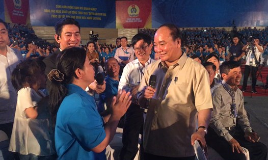 Thủ tướng Nguyễn Xuân Phúc quyết định tặng ngay một căn hộ cho công nhân tại chương trình.