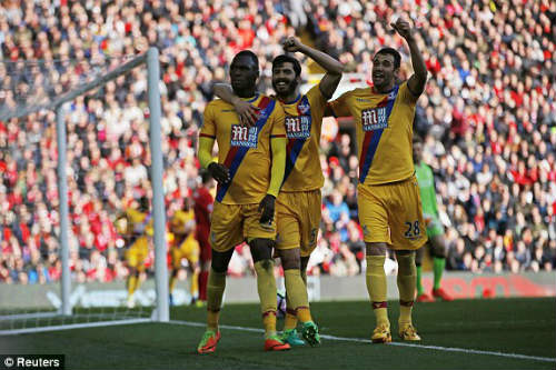 Liverpool thua ngược Crystal Palace 2 - 1 vì người cũ Benteke