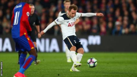Eriksen tỏa sáng, Tottenham thắng tối thiểu trên sân của Crystal Palace