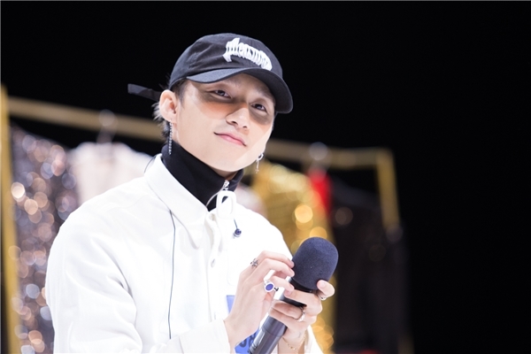 Top 5 showbiz: Phản ứng của Sơn Tùng MTP khi bị ném vật thể lạ khiến cộng đồng mạng nể phục