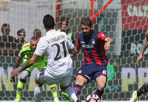 AC Milan bị Crotone cầm chân 1-1 trong cuộc đua vào nhóm dự cúp châu Âu 