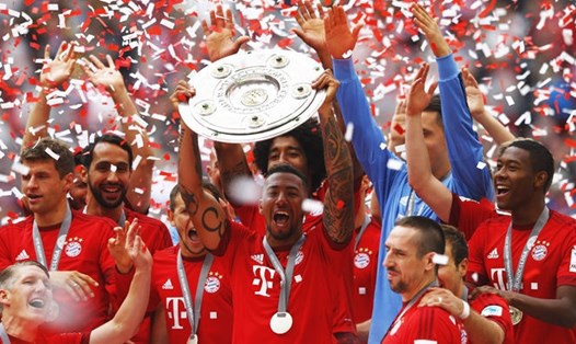 Bayern tắm bia ăn mừng chức vô địch Bundesliga mùa giải 2016 - 2017