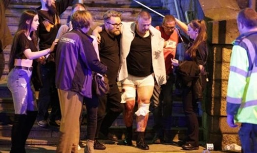Video hiện trường hỗn loạn vụ nổ lớn làm nhiều người thương vong tại nhà thi đấu ở Anh