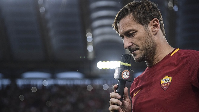 Xúc động giây phút chia tay của cầu thủ và hàng nghìn CĐV AS Roma với Totti