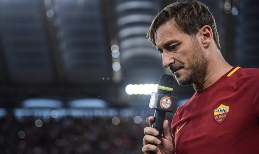 Xúc động giây phút chia tay của cầu thủ và hàng nghìn CĐV AS Roma với Totti