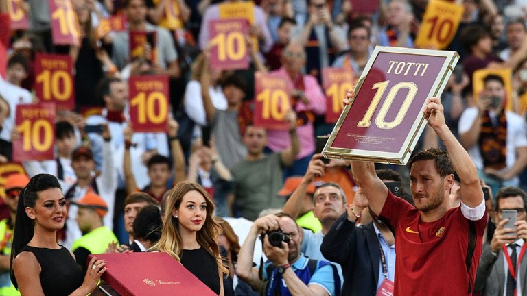 Cầu thủ Francesco Totti đã thi đấu cho câu lạc bộ nào trong suốt sự nghiệp của mình?