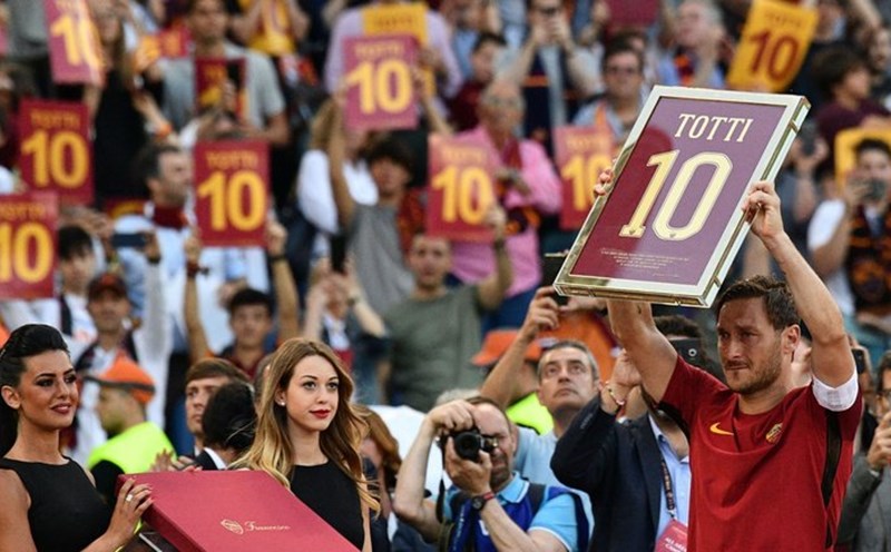 Cầu thủ Francesco Totti đã thi đấu cho câu lạc bộ nào trong suốt sự nghiệp của mình?