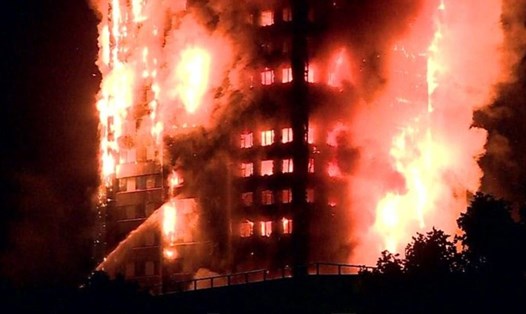 Kinh hoàng tòa nhà 27 tầng bốc cháy ngùn ngụt ở phía tây London