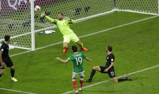 Thắng New Zealand kịch tính 2 - 1, Mexico chiếm ngôi đầu bảng A Confederations Cup 2017