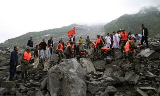 Cận cảnh hiện trường tan hoang vụ sạt lở núi ở Trung Quốc khiến 120 người mất tích