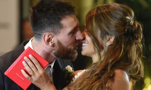 Messi hôn vợ đắm đuối trong lễ cưới hoành tráng như tiệc Hollywood