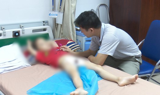 Anh Đỗ Văn Chiến (Khoái Châu, Hưng Yên) đang chăm sóc cho con trai bị sùi mào gà ở bệnh viện