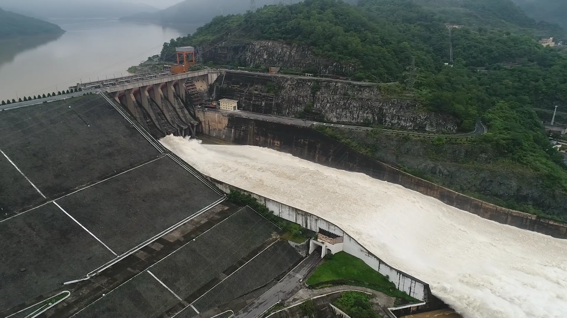 Flycam: Những hình ảnh ấn tượng từ hoạt động xả lũ của đập thủy điện Hòa Bình