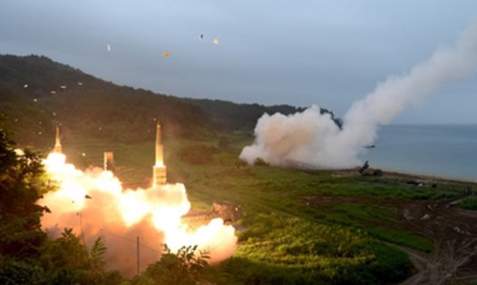 Video: Cận cảnh cuộc tập trận phóng tên lửa đạn đạo của Mỹ - Hàn