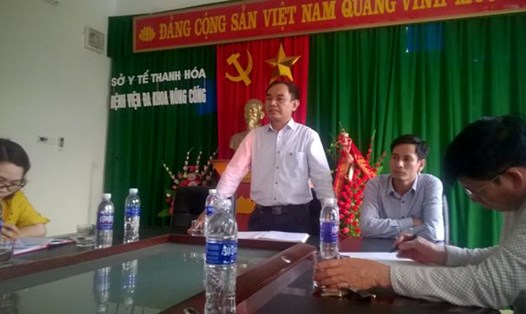 BS Lê Nguyên Khanh - GĐ BV Đa khoa Nông Cống (đứng) trong buổi làm việc với phóng viên sau cái chết của bệnh nhân Mạch Văn Hà.