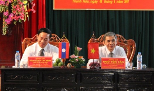 Ông Ngô Tôn Tẫn (phải) - Chủ tịch LĐLĐ Thanh Hóa và ông Phon San Vị Lay Mệnh chủ trì tọa đàm. Ảnh: X.H
