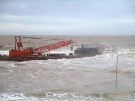 Mỗi chiếc ụ nổi dài khoảng 30m, rộng 10m. Trên ụ nổi không một bóng người.