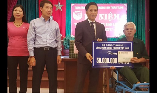 Bộ trưởng Trần Tuấn Anh trao 50 triệu đồng tặng thương binh đang điều trị tại Thuận Thành (Bắc Ninh).
