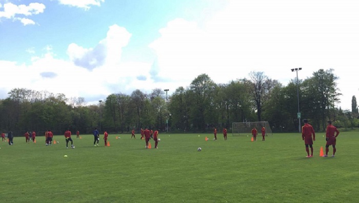 Các cầu thủ chuẩn bị cho trận giao hữu đầu tiên. Ảnh: VFF