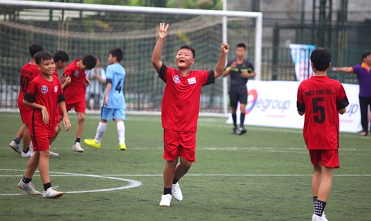 Các cầu thủ  THCS Phú Đô (Hà Nội) ăn mừng chiến thắng. Ảnh: Đ.H