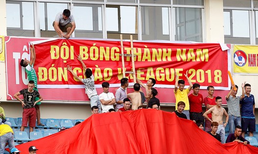 CĐV Nam Định treo băng rôn chào đón V.League. Ảnh: Hải Anh