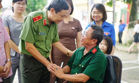 Thiếu tướng Đoàn Trọng Hùng cùng đoàn thăm hỏi, tặng quà cho 30 thương bệnh binh tại Trung tâm điều dưỡng thương bệnh binh nặng và điều dưỡng người có công tỉnh Hà Nam.